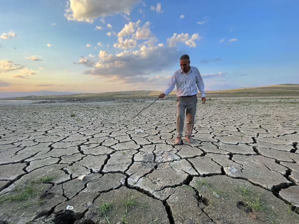 alparslan-1-barajindaki-tekneler-karaya-oturdu-tW7VRaw1.jpg