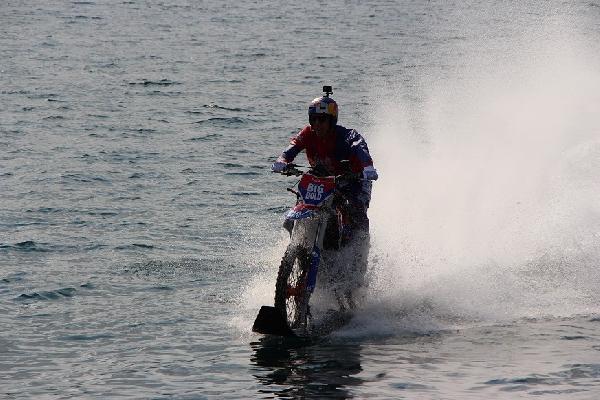 motocross-legend-crossed-the-bosphorus-on-the-water-RehkaWpf.jpg