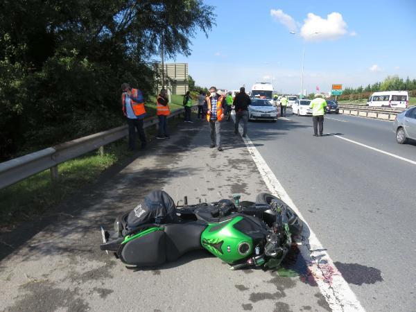 atasehir-temde-emniyet-seridindeki-kamyona-carpan-motosikletin-surucusu-oldu-y71tssdk.jpg