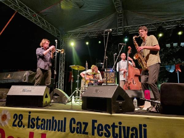 besiktasta-caz-festivaline-vatandaslardan-yogun-ilgi-jMlTmvVq.jpg