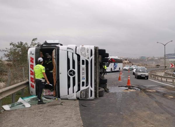 gebzede-tir-ile-otobus-carpisti-3-yarali-Ex7phAzi.jpg