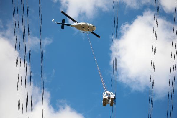 helikoptere-bagli-sepetle-elektrik-iletim-hatlarina-bakim-yaparken-olume-meydan-okuyorlar-mSYVQ5xV.jpg