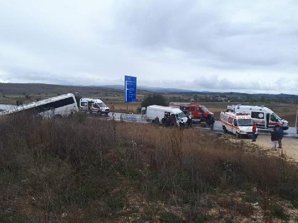 kastamonuda-yolcu-otobusu-ve-minibus-carpisti-8-yarali-uHWcASgW.jpg