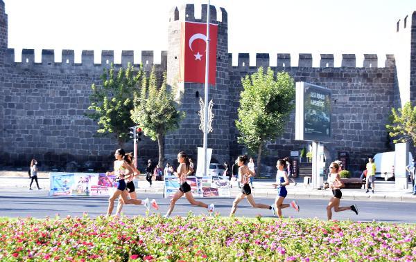 kayseride-yari-maratona-yogun-ilgi-bebekleriyle-katildilar-fB2OeBIk.jpg