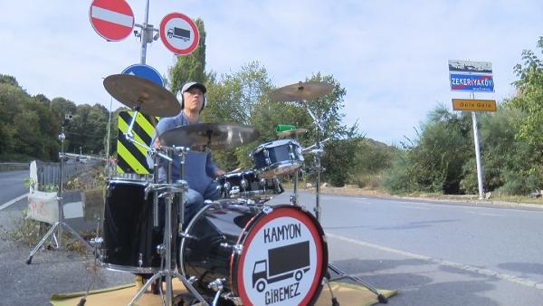 muzisyenden-kamyonculara-yol-ortasinda-bateriyle-protesto-cpJdIYtG.jpg