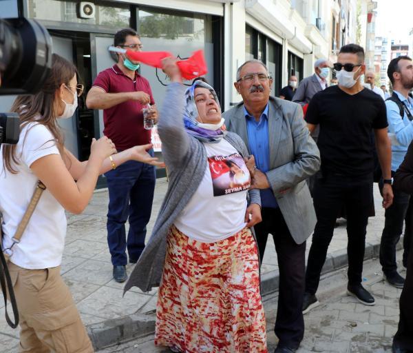 vanda-hdp-onunde-eylemdeki-anne-kizim-savci-olacakti-hayallerini-caldilar-BIqEArLG.jpg