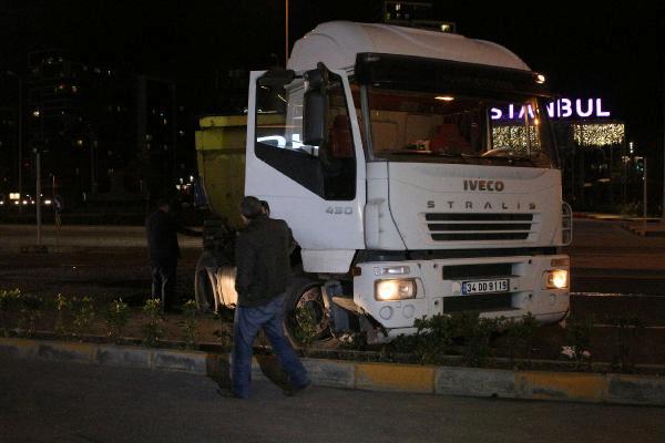 yasak-oldugu-halde-u-donusu-yapan-hafriyat-kamyonuna-iett-otobusu-carpti-PQu17rRZ.jpg