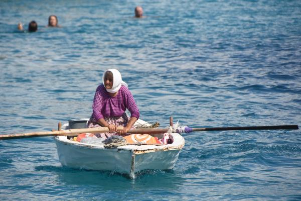 82-yasinda-kayigina-binip-kureklere-asiliyor-her-gun-denizde-satis-yapiyor-fROxF9VQ.jpg