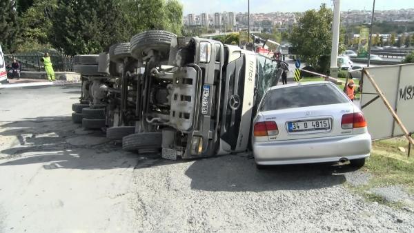 bahcelievlerde-beton-mikseri-aracin-ustune-devrildi-x9bptn8l.jpg