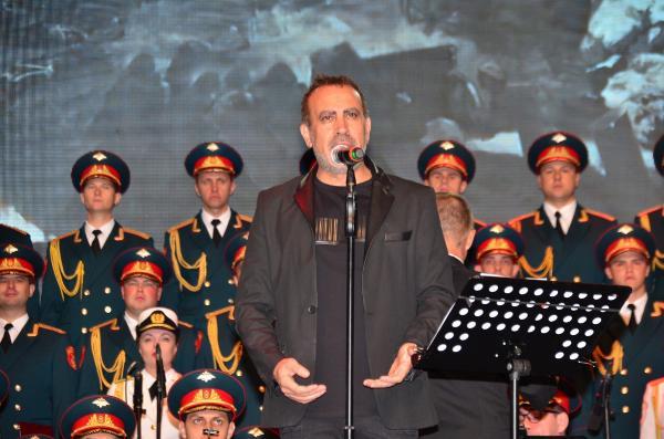 haluk-levent-rus-kizilordu-korosu-ile-manavgatta-konser-verdi-VLm43YyG.jpg