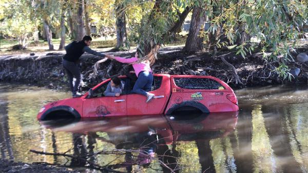 nehri-gecerken-yan-yatan-off-road-aracindaki-4-kisiyi-cevredekiler-kurtardi-rFqtWdQ7.jpg