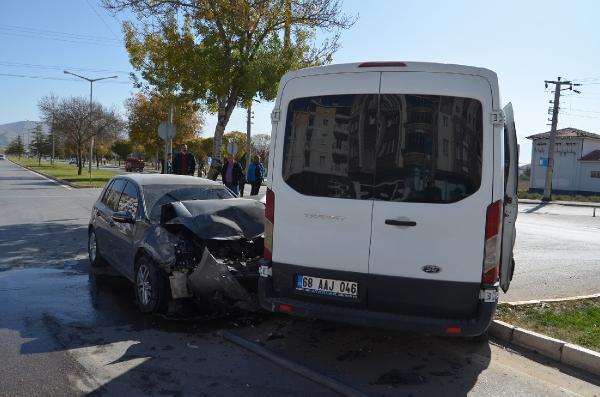 ogrenci-tasiyan-minibus-ile-otomobil-carpisti-10-yarali-BgVrUv32.jpg