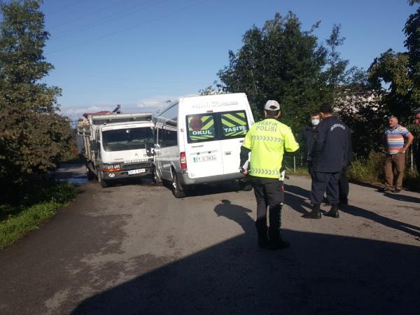 servis-minibusu-kamyonetle-carpisti-11-ogrenci-yarali-eUcfeCFL.jpg