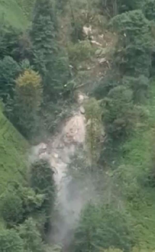 the-moment-of-landslide-in-rize-c31cksxD.jpg