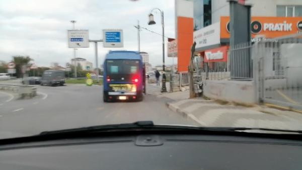 tika-basa-dolu-minibuslerde-kapi-acik-yolculuk-kamerada-7iHbUsHq.jpg